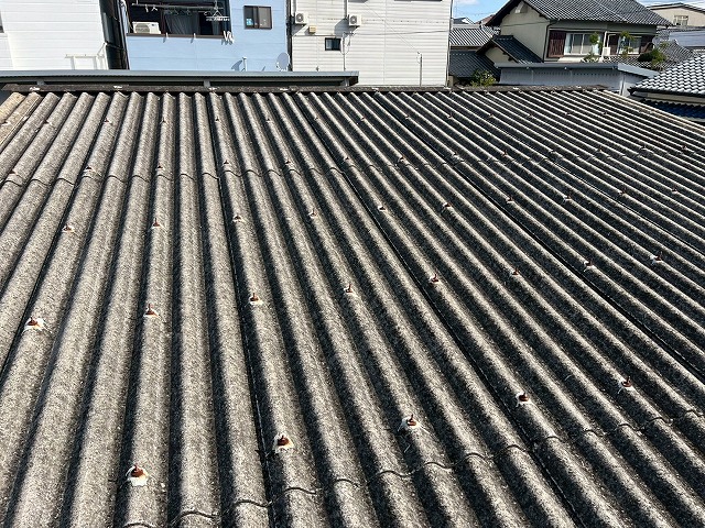 大東市の波型スレートが使用された倉庫のご相談、屋根カバー工法によるメンテナンスを希望されていました