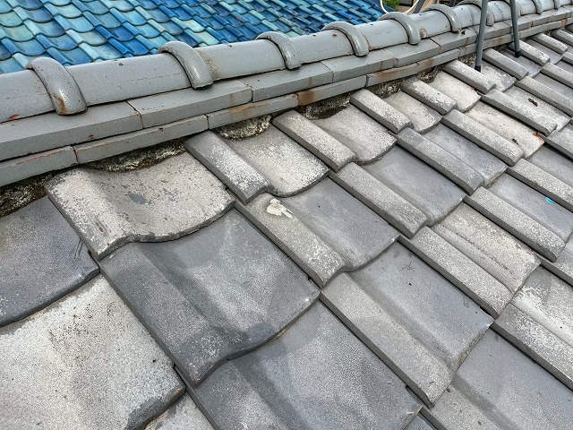 老朽化が深刻な瓦屋根