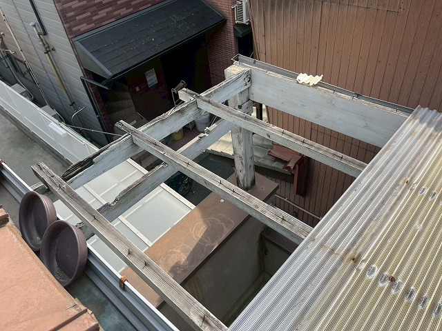飛散した波板