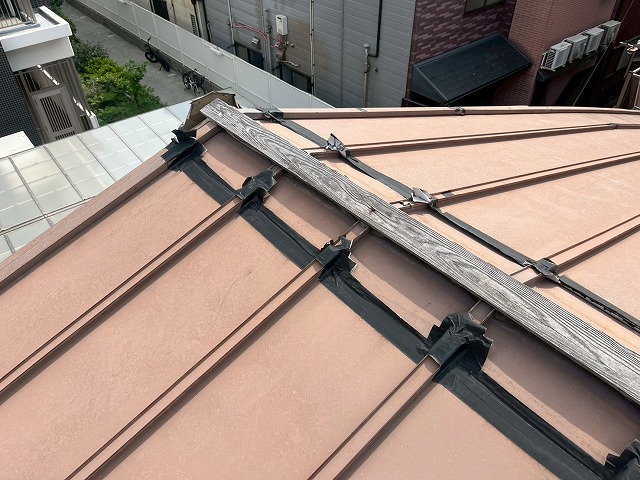 東大阪市で中古物件購入後に雨漏りが発覚し調査のご相談、台風被害による棟板金や波板の欠損が生じており貫板も経年劣化していました