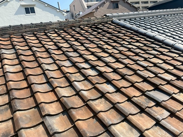 大東市の2階建て連棟住宅で雨漏り修理のお見積もり、広範囲でズレ・めくれが生じており葺き替え工事をご提案
