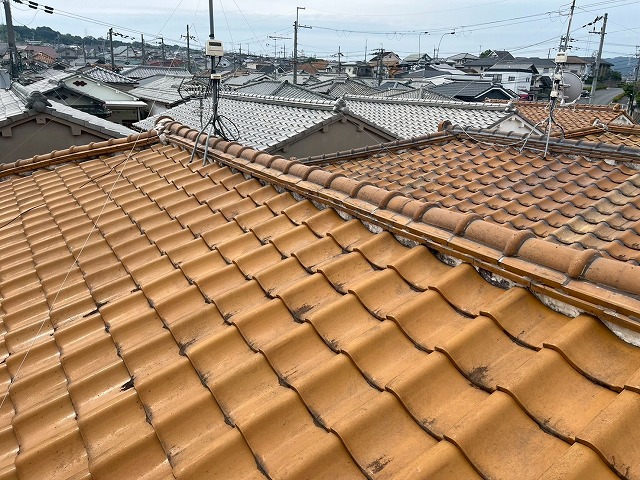 大阪市平野区で内装リフォームとあわせて外装の状態確認を希望されているお客さま住宅屋根を現地調査、漆喰工事をご提案