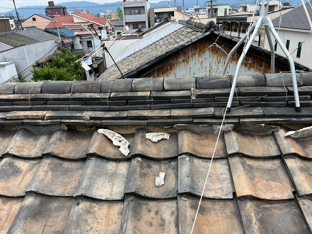 漆喰が剥がれた棟瓦