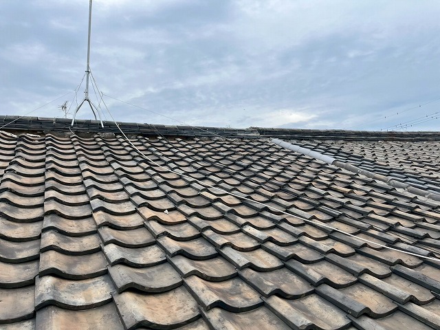 東大阪市で破損が生じた連棟二階建て住宅の屋根を調査、瓦の破損が雨漏り被害へと直結する理由