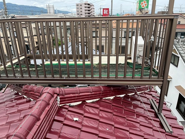 大阪市東成区で強風時に騒音が発生したベランダの撤去工事相談、使用していないベランダには雨戸などが放置されてました