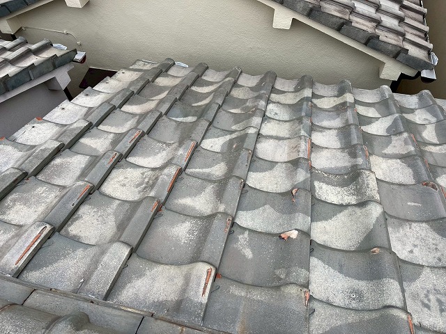 東大阪市で漆喰の施工不良が生じた瓦屋根の現地調査、不適切な施工は雨漏り被害へと直結します