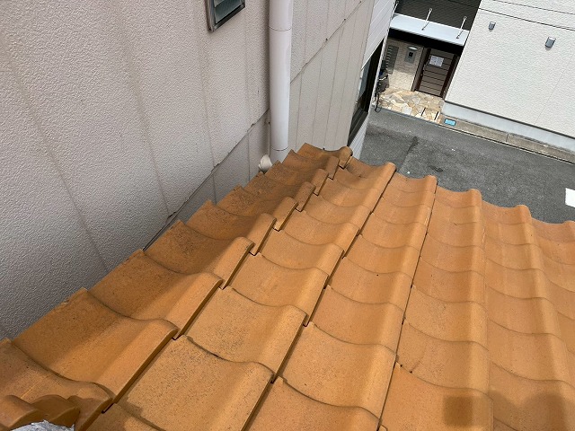 大阪市生野区で雨漏り被害が発生した瓦屋根の調査、瓦のズレ・歪みが生じると雨漏り被害へと発展する理由