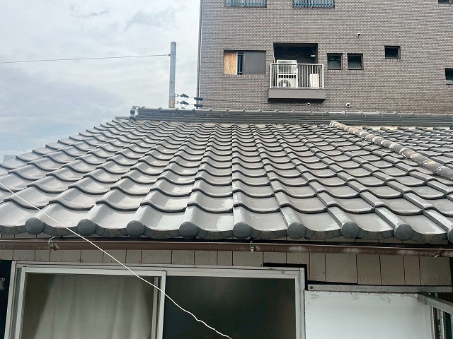 大阪市東成区の連棟住宅で外装リフォームを勧められたお客さまから屋根点検のご相談、瓦が一部破損しておりカラーベストも限界でした