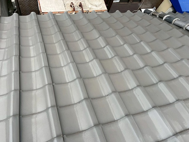大阪市東成区で連棟住宅の瓦屋根を現地調査、陶器瓦の屋根は消耗部分の劣化やズレ・歪みに注意