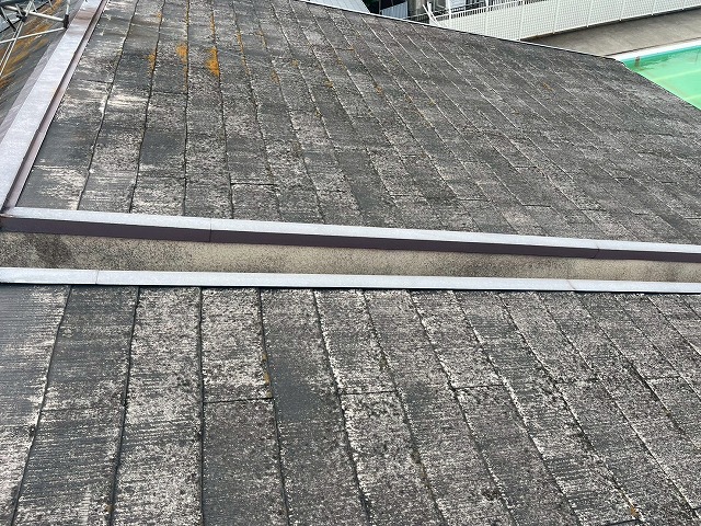 大東市で経年劣化が進んだカラーベスト屋根を現地調査、屋根カバー工事が推奨される状態なのでお見積もりを実施