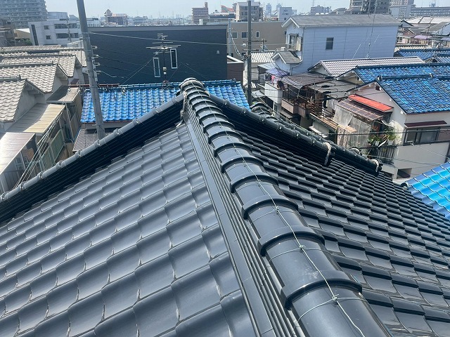 大東市で棟瓦の状態確認、棟瓦が原因による雨漏りが生じやすい理由や定期点検が推奨される理由を解説