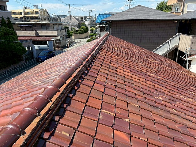 大東市で塩焼き瓦が使用された築40年のアパート屋根を現地調査、現代では廃盤のため葺き替え工事をご案内