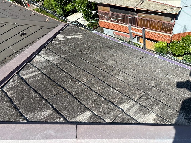 東大阪市で反りだけでなく傷のある経年劣化したカラーベスト屋根の現地調査、棟板金の釘浮きも