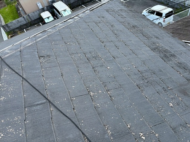 大阪市平野区で三階建て住宅の屋根を雨漏り調査、棟板金が飛散しており葺き替えをご提案