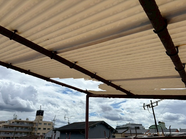 大東市で屋根塗装を検討しているビルのオーナーさまからご相談、経年劣化した波板の交換をご提案