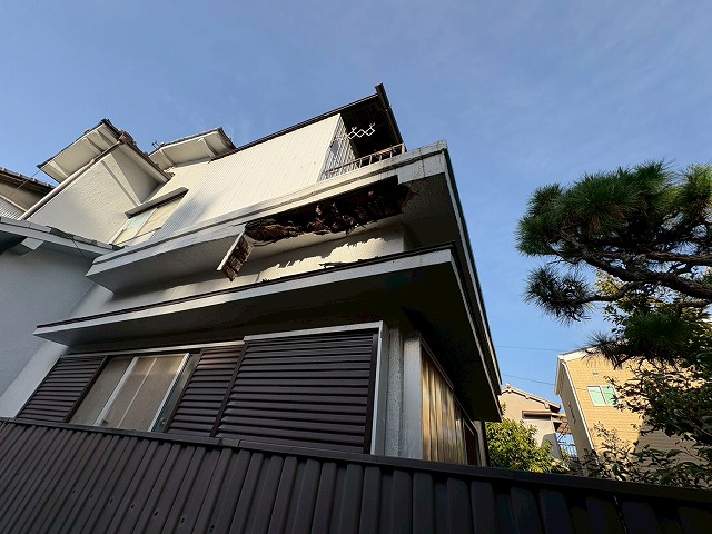 大阪市東成区でベランダの下が崩壊、原因は経年劣化した防水の亀裂からの雨水浸入による腐食