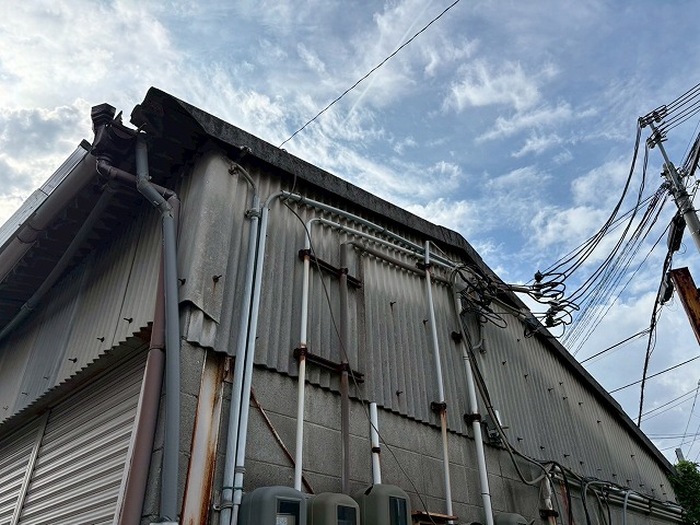 大東市で貸し倉庫の雨樋と屋根材が台風被害により一部破損しご相談をいただきました