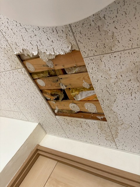 東大阪市で雨漏り被害により室内天井が一部落下しご相談、瓦屋根の経年劣化・ズレにより葺き替え工事をご提案