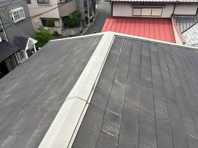 守口市にて外壁塗装の足場を活用してカラーベスト屋根を点検！塗膜のはがれや亀裂から屋根カバー工事をご提案