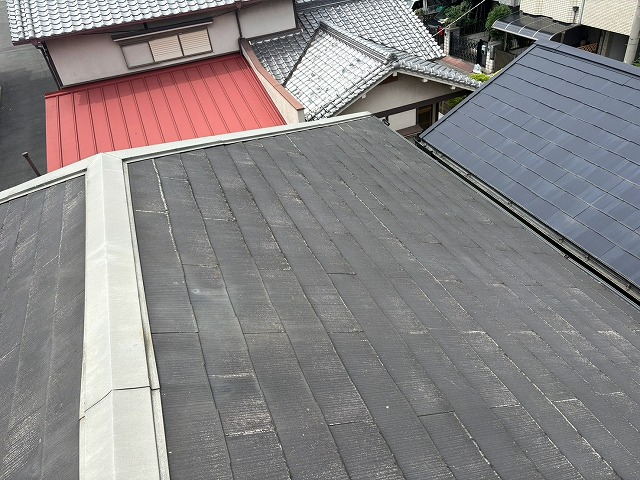 守口市でカラーベスト屋根にカバー工事をご提案、塗膜のはがれや亀裂が見られた屋根を解説