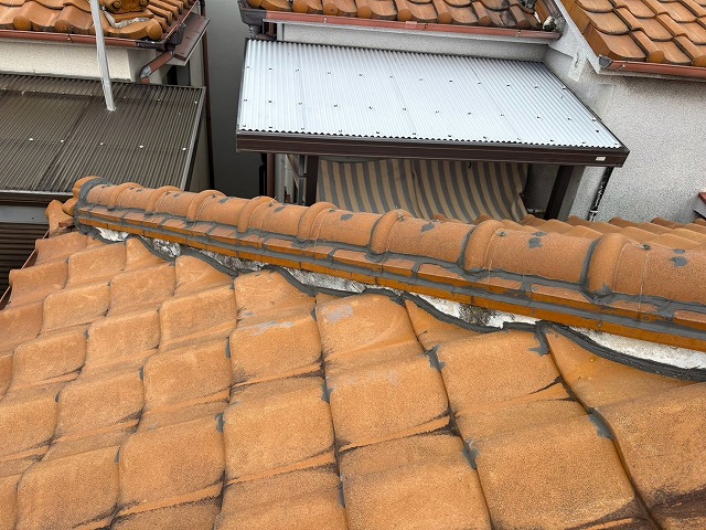 柏原市にて雨漏りした瓦屋根の棟瓦部分を点検、不適切なラバーロックにも注意