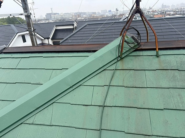 四條畷市で台風により棟板金が飛散、火災保険を活用した修理と屋根カバー工事をご提案