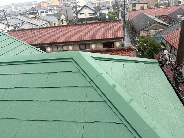 四條畷市で台風で棟板金が飛散、貫板の露出やカラーベストの亀裂を確認した屋根調査