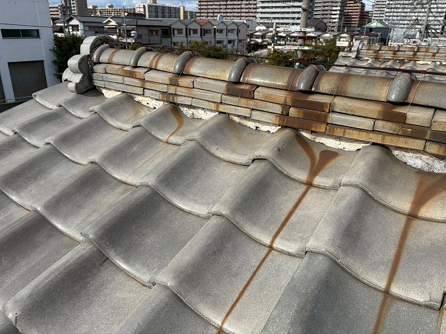 東大阪市にて瓦のズレとが気になりご相談いただいた事例、棟瓦がかなり歪んでおり補修が推奨される状態
