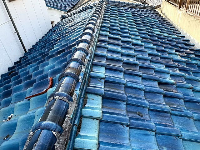 大東市にて長期間放置された住宅屋根の点検、過去の補修跡があり瓦のズレや歪みが生じていました