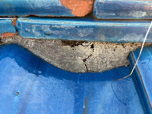 ひび割れた漆喰