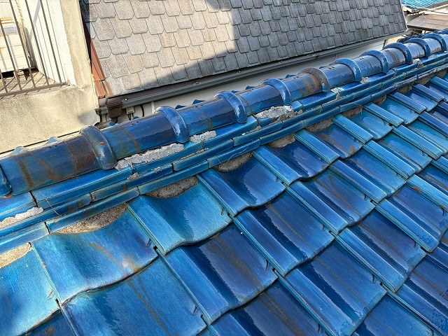 大東市にて漆喰の状態確認、不適切な前回の補修歴が原因で雨漏りが発生しており非常に危険な状況