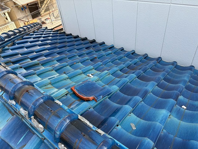 一部瓦が外れた屋根