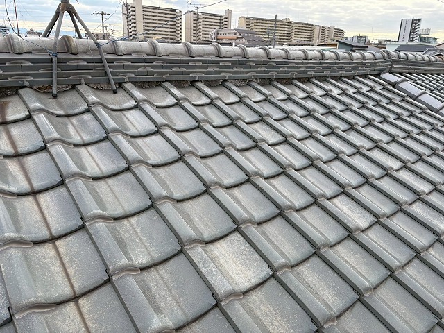 大阪市鶴見区にて一度も葺き替え工事の履歴がない日本瓦の三階建住宅屋根を調査、瓦のズレと漆喰劣化により葺き替えをご提案