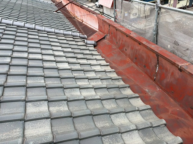 大東市にてリフォーム中に雨漏りに気づき弊社へ現地調査のご相談、雨漏り原因は経年劣化した板金のサビ