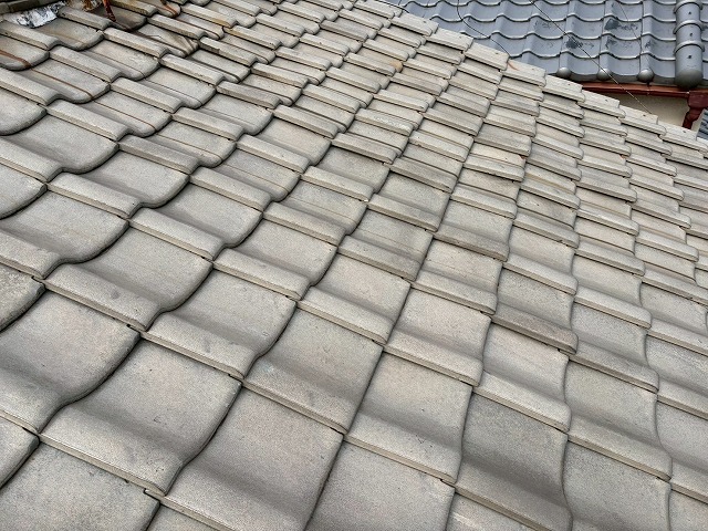 大阪市城東区にて下から屋根を見上げると瓦がズレているのが気になっていた、経年劣化により葺き替えをご提案