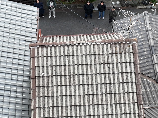 東大阪市にて雨漏りが生じたモニエル瓦の屋根調査、勾配が非常にきつい現場のためドローンを用いて調査を実施