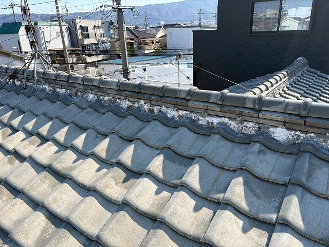 大阪市生野区で不適切な漆喰が施された瓦屋根の状態確認、その他不具合多数のため葺き替え工事を推奨