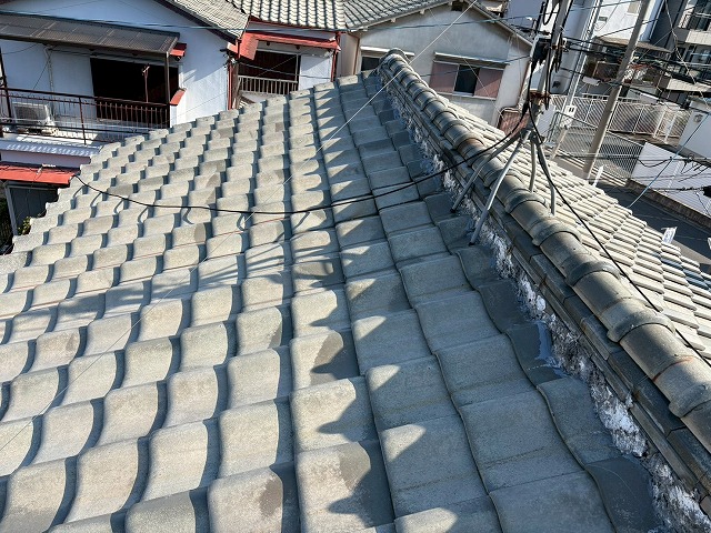 大阪市生野区で袖瓦のズレが気になりご相談をいただいた事例、不適切な漆喰の処理があり葺き替え工事をご提案