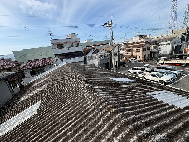 東大阪市で倉庫の雨漏りによりオーナーさまからのご相談、波スレートが寿命になっていたので屋根カバー工事をご提案いたしました
