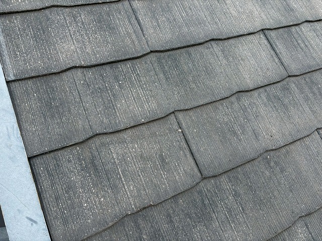 大東市で会社の倉庫が雨漏りするためご相談をいただいた事例、原因は谷部分の経年劣化でした