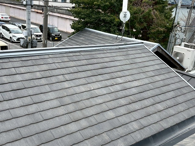 大東市でカラーベスト屋根の倉庫を現地調査、一部欠けが生じており屋根カバー工事をご提案