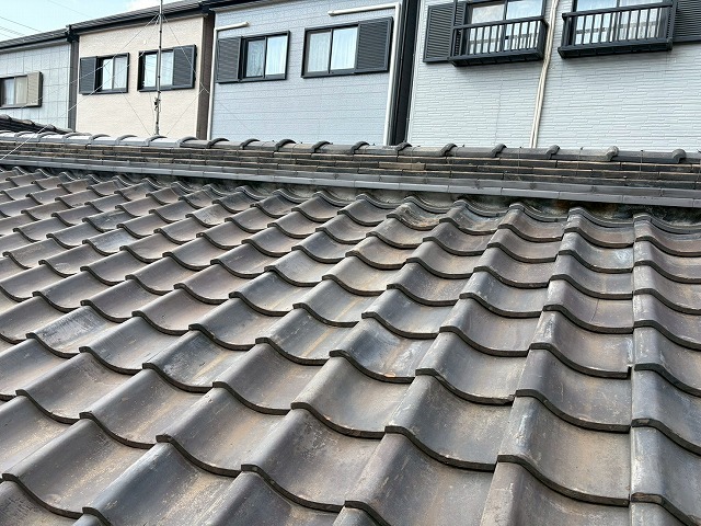 八尾市で葺き替え工事をご提案した瓦屋根の現地調査、経年劣化や瓦の破損など複数の雨漏り要因が発生