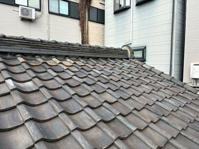 八尾市の瓦屋根住宅で雨漏りが発生し現地調査におうかがいした事例、全体的な劣化のため葺き替えか補修をご提案いたしました