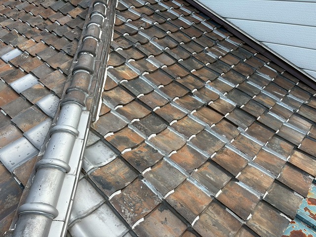 大阪市生野区で雨漏りが発生した瓦屋根の現地調査、原因が複数想定されたので葺き替え工事をご提案