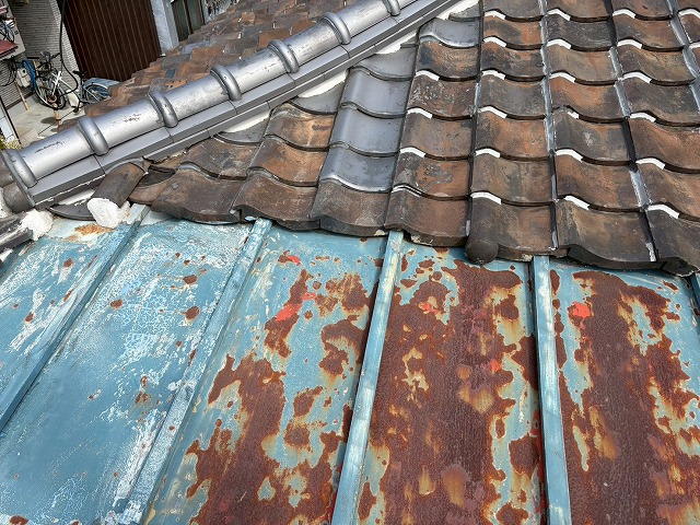 瓦と瓦棒葺き屋根