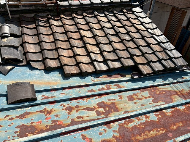 大阪市生野区で複数雨漏り原因が想定される瓦屋根の状態確認、瓦のズレや経年劣化による軒先のズレが生じていました