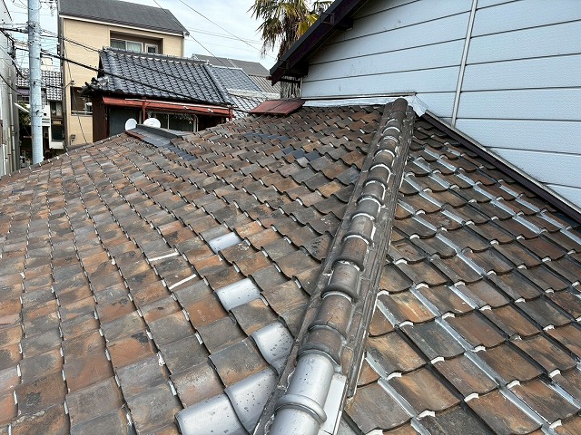 複数の雨漏り原因が予想される屋根