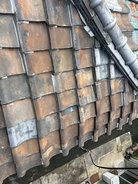 軒先が沈み込んだ屋根