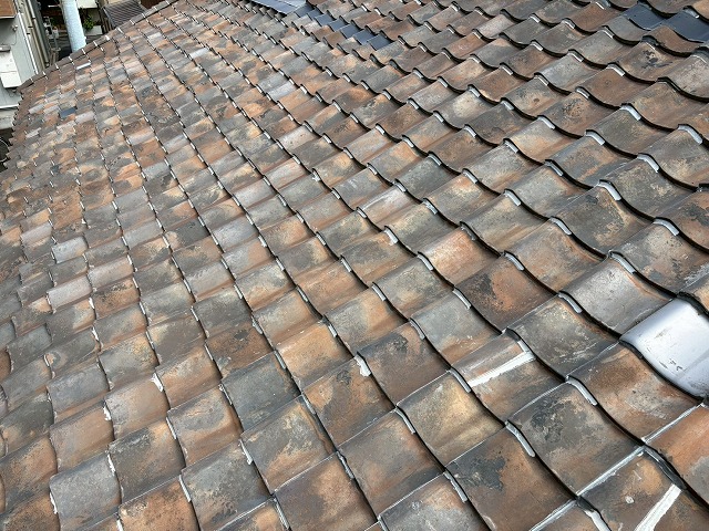 ズレや破損が見られる屋根