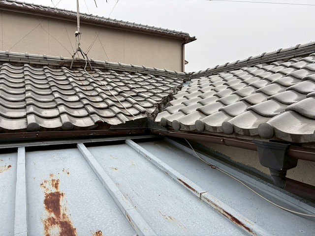 大阪市生野区で瓦棒葺き屋根のサビが気になりご相談、瓦の破損やズレも発覚したため合わせて補修ご提案